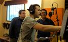 Simon West dirgiendo